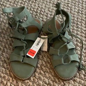 Old navy sandals NWT 6
